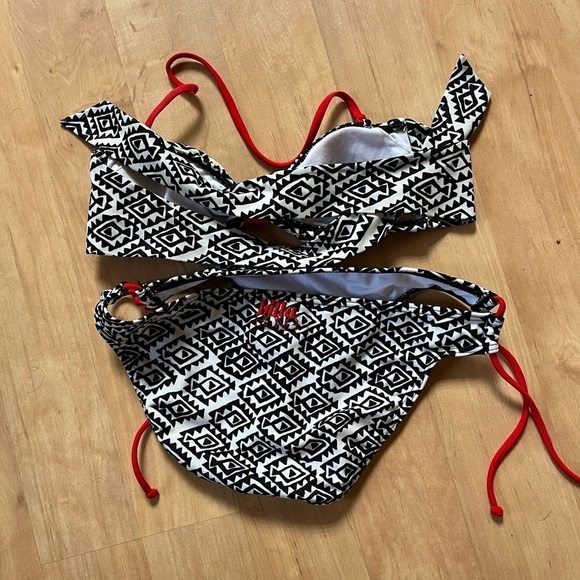 Billabong Batik Print Halter Neck Bikini, size M, Black/White/Red - Picture 4 of 4
